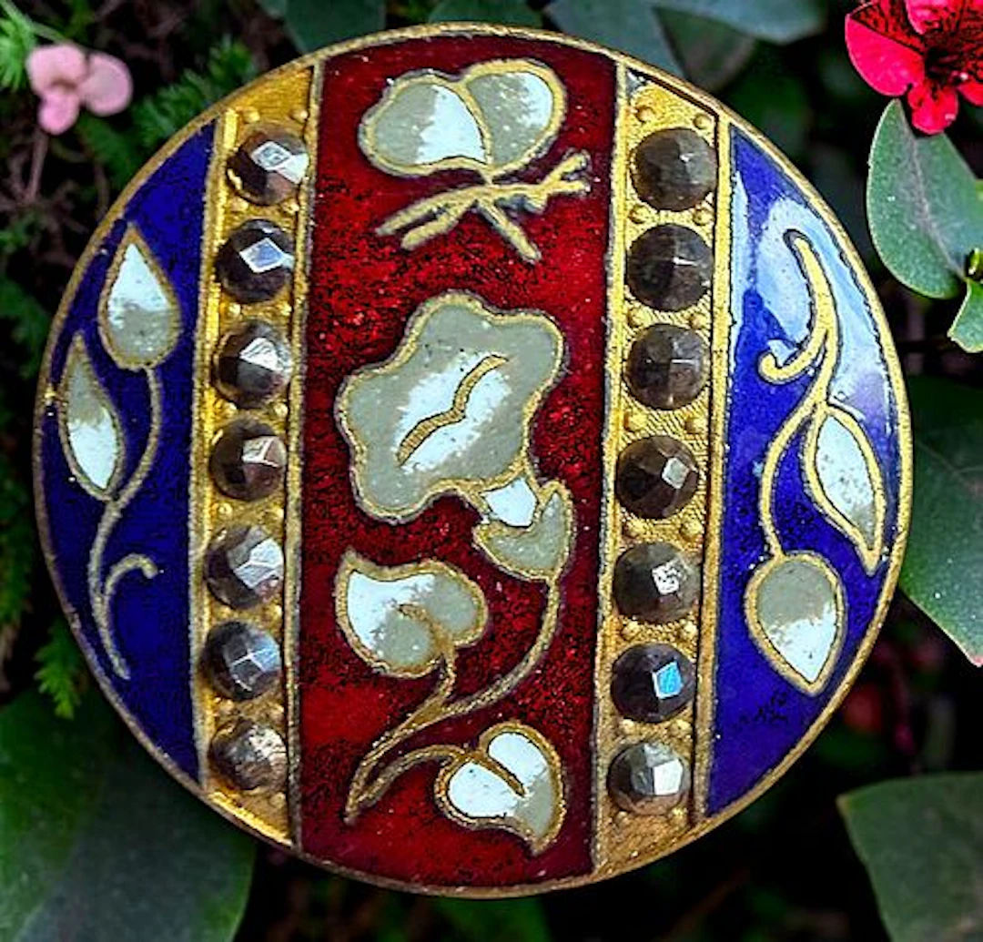 A DIVISION ONE PICTORIAL ENAMEL BUTTON