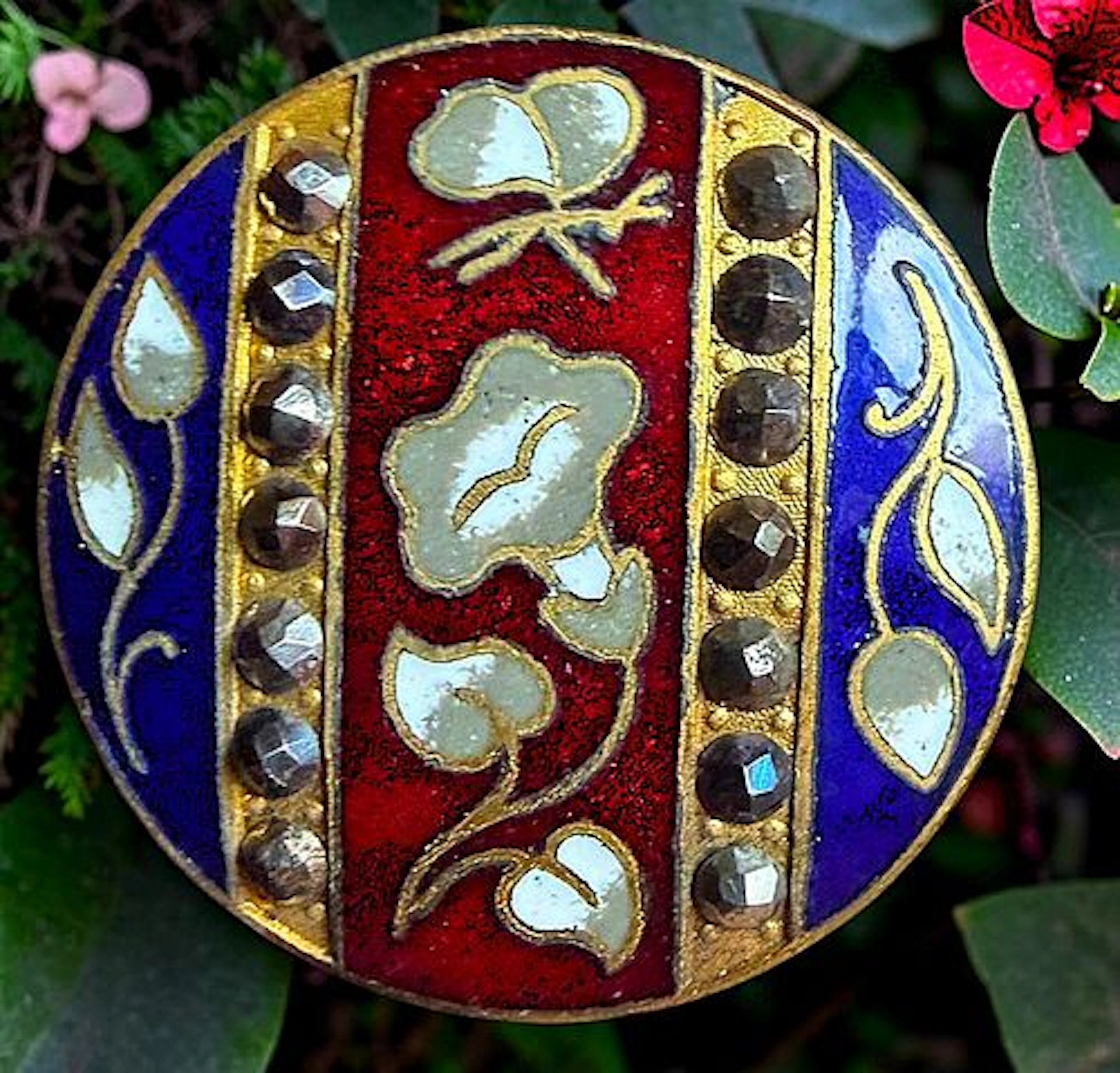 A DIVISION ONE PICTORIAL ENAMEL BUTTON