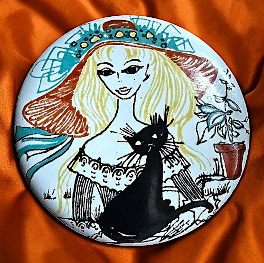 A DIVISION THREE PICTORIAL BUTTON WITH A CAT