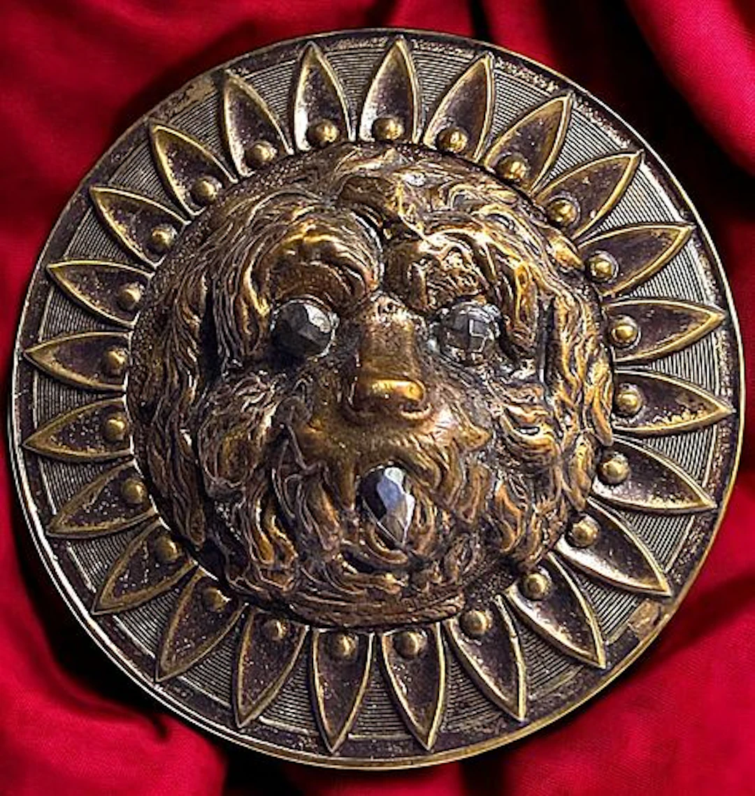 A DIVISION 1 HIGH RELIEF BRASS ANIMAL PICTORIAL BUTTON