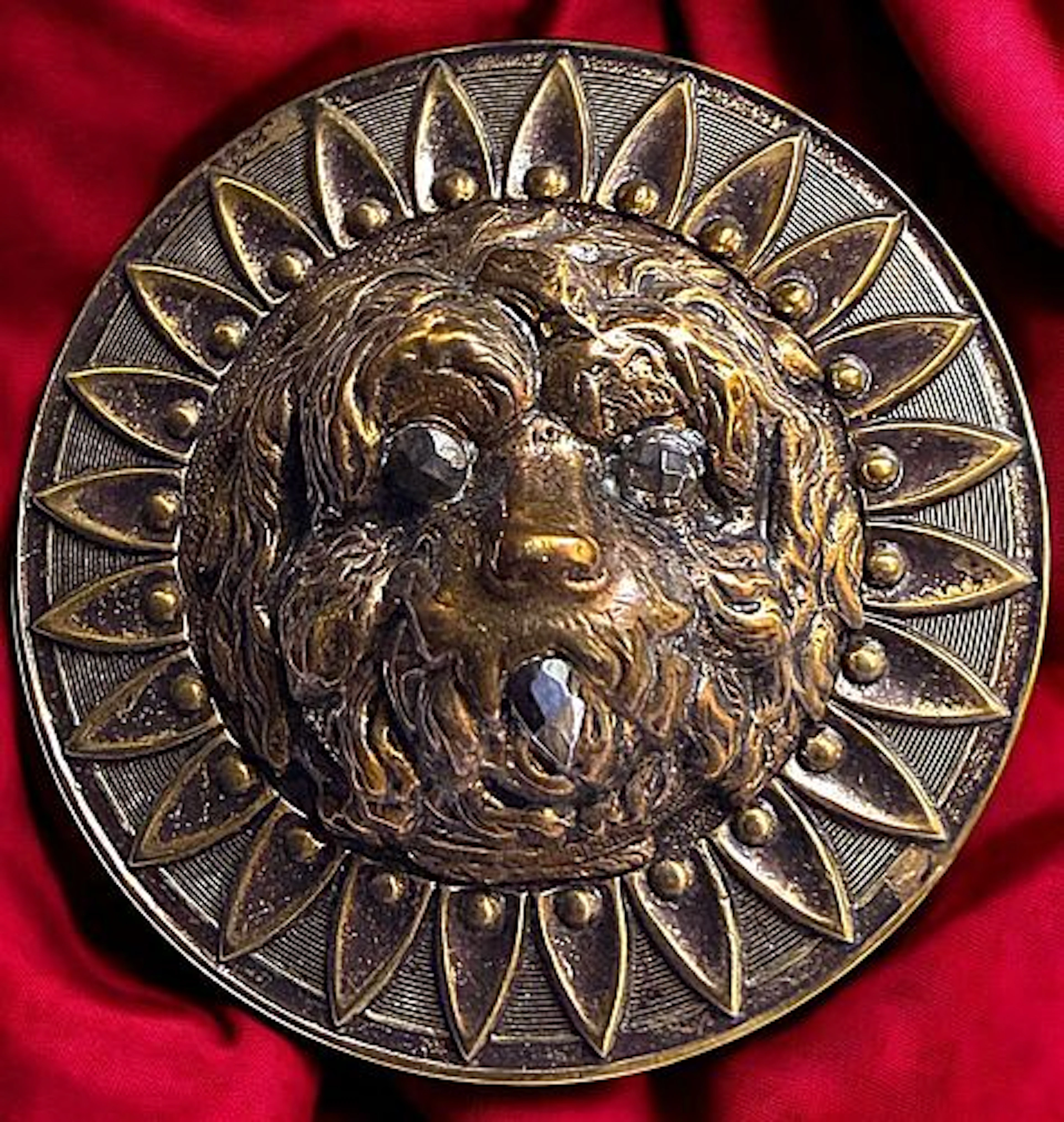 A DIVISION 1 HIGH RELIEF BRASS ANIMAL PICTORIAL BUTTON