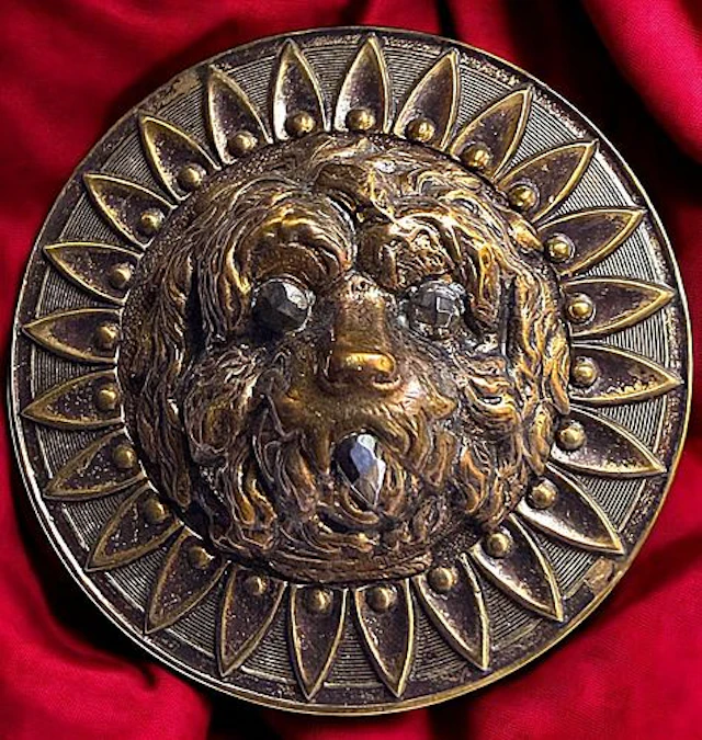 A DIVISION 1 HIGH RELIEF BRASS ANIMAL PICTORIAL BUTTON
