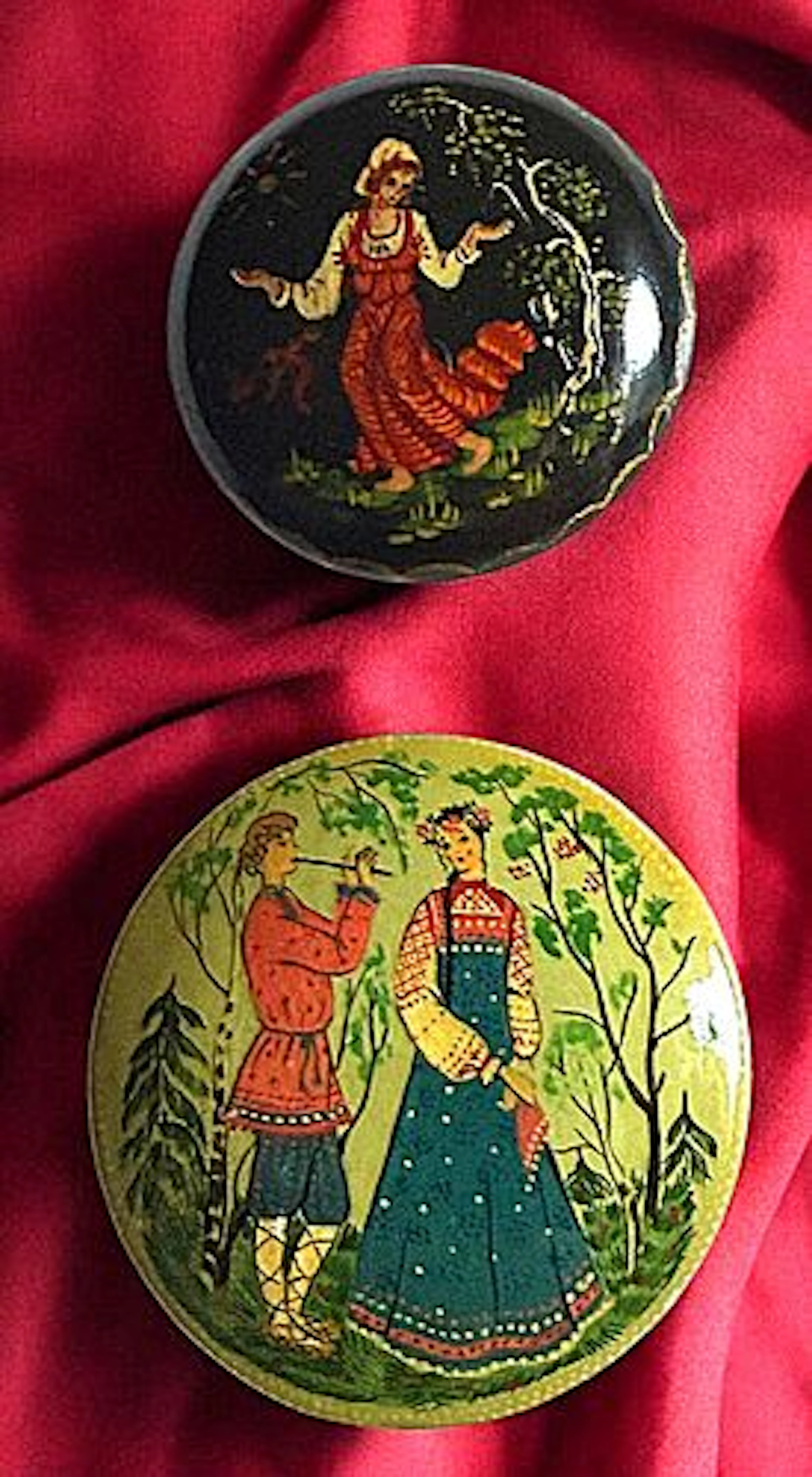 A SMALL CARD OF DIVISION 3 RUSSIAN PICTORIAL BUTTONS