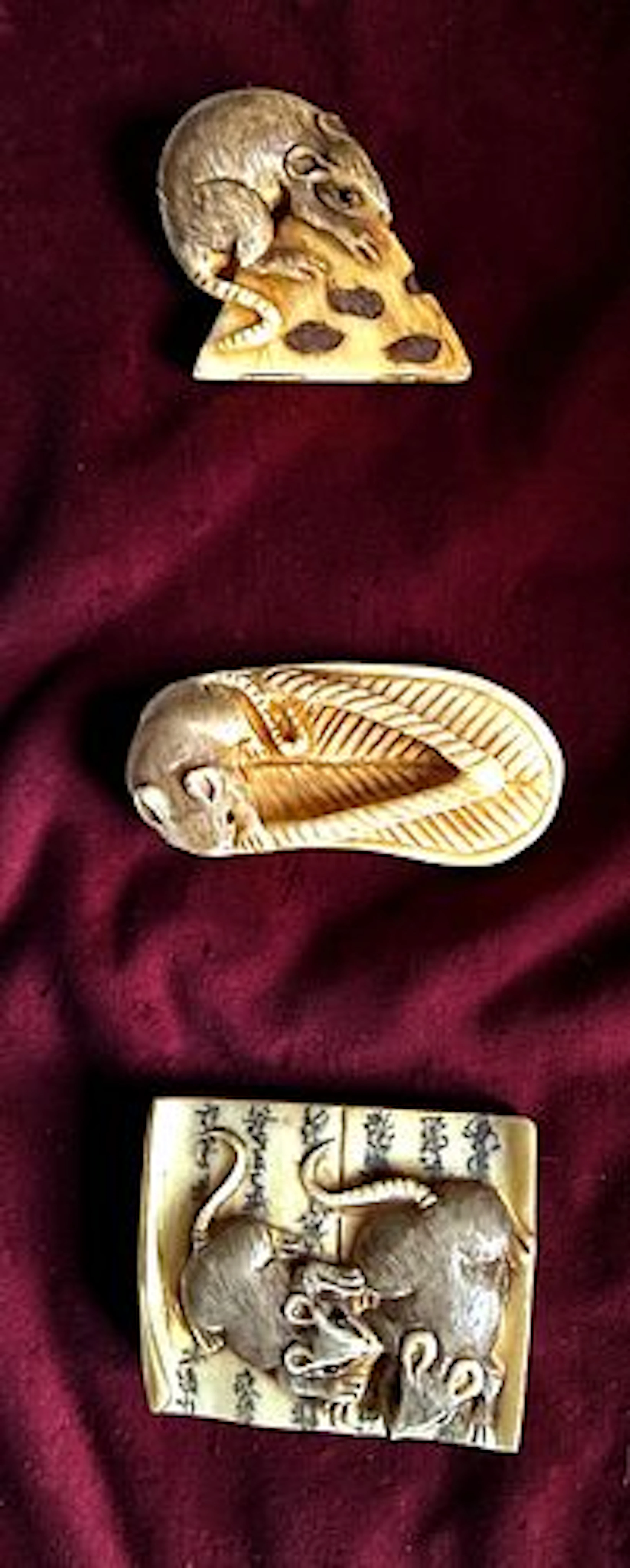 A SMALL CARD OF DIVISION THREE MICE BUTTONS