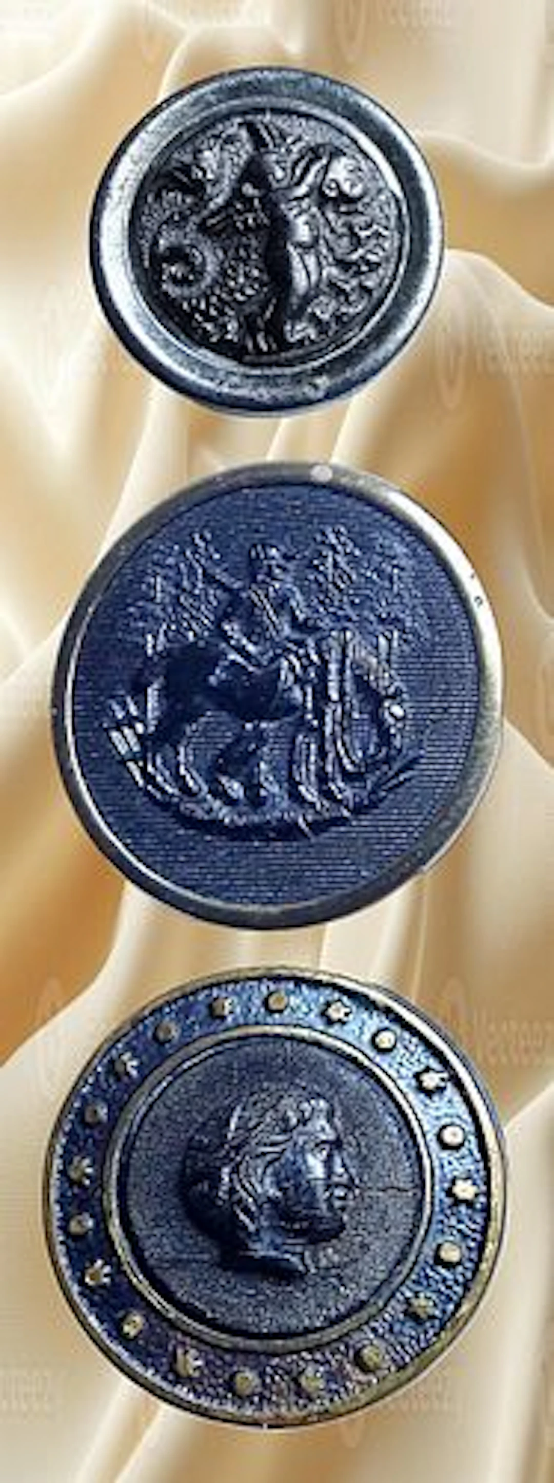 A SMALL CARD OF DIVISION ONE PICTORIAL HORN BUTTONS