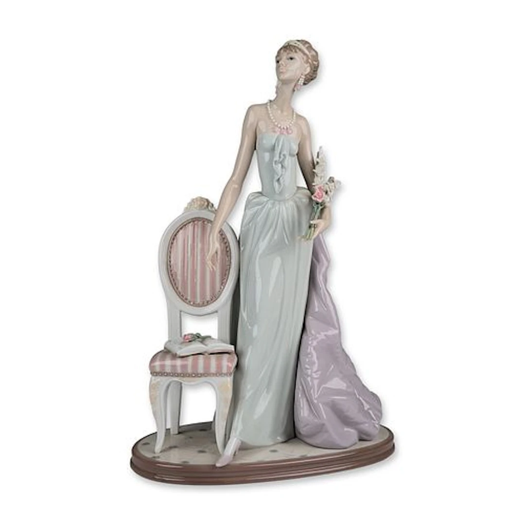 Lladro A Lady of Taste Porcelain Sculpture 1495
