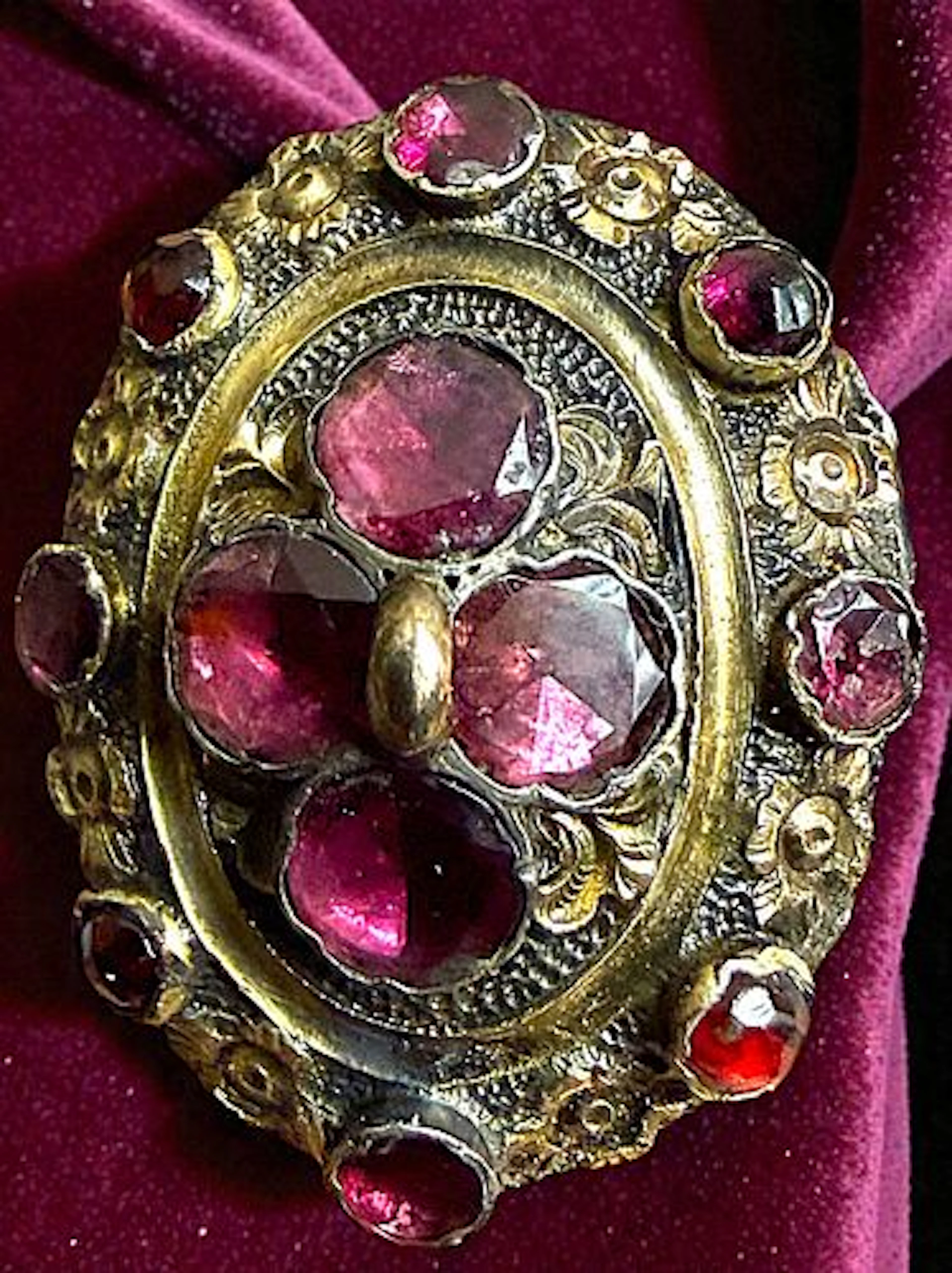 A DIVISION ONE GEMSTONE IN SILVER BUTTON
