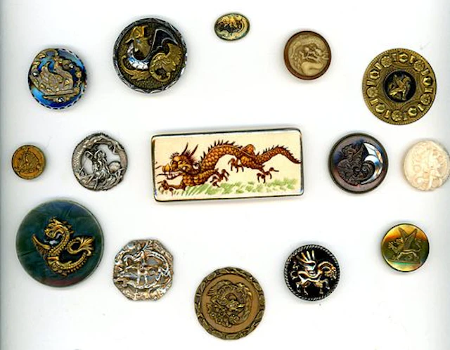 A SMALL CARD OF DIVISION 1 & 3 FABULOUS ANIMAL BUTTONS