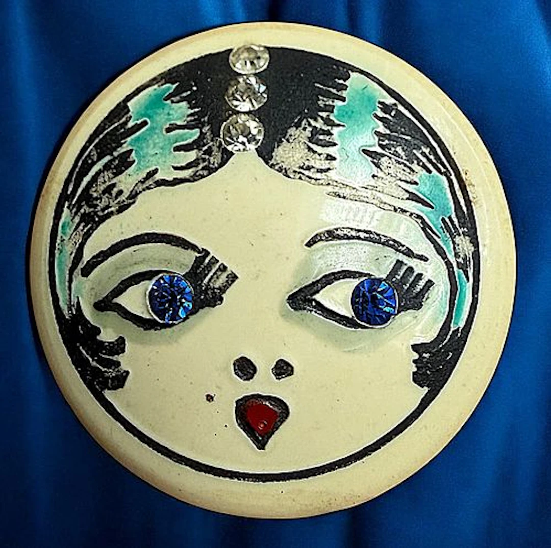 A DIVISION THREE PICTORIAL CELLULOID BUTTON