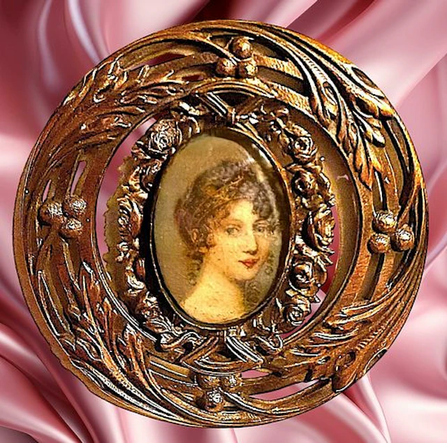 A DIVISION ONE UNDER GLASS ORNATE BUTTON