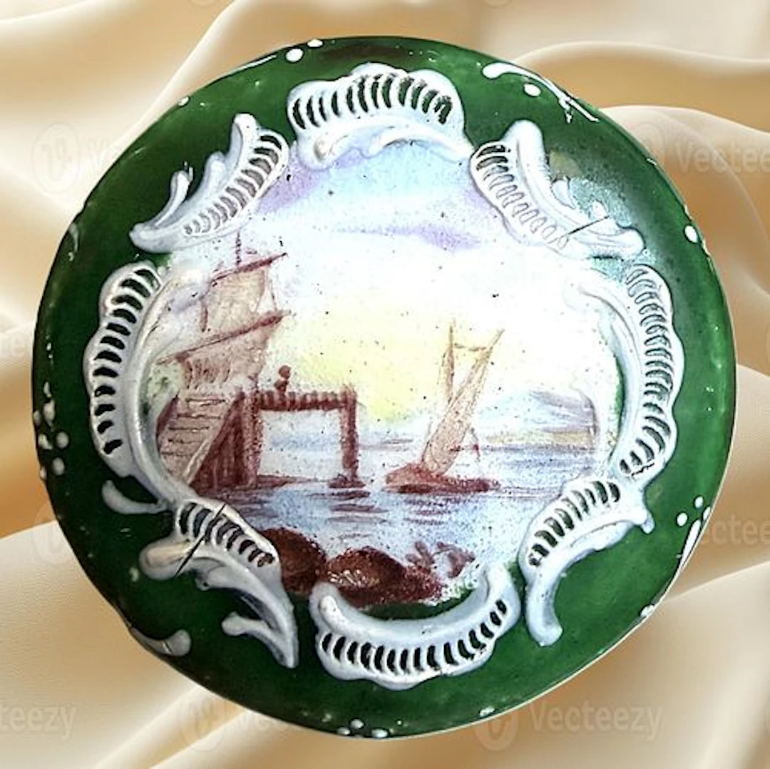 A RARE DIVISION ONE PICTORIAL ENAMEL BUTTON