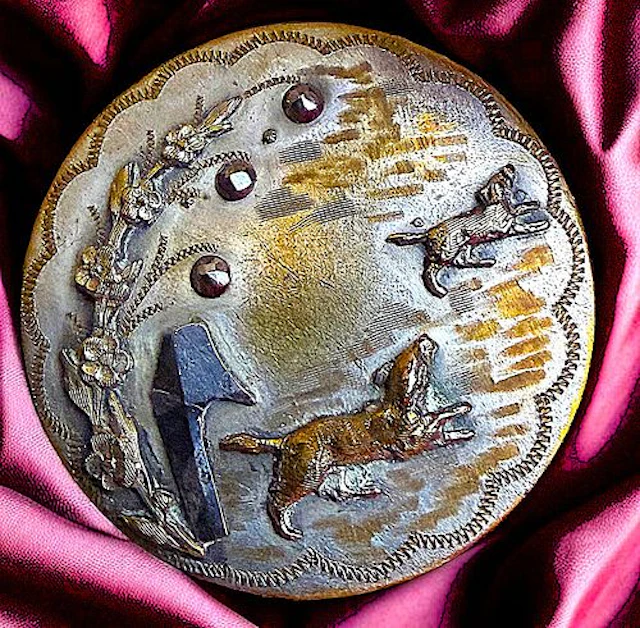 A DIVISION ONE BRASS PICTORIAL DOG BUTTON