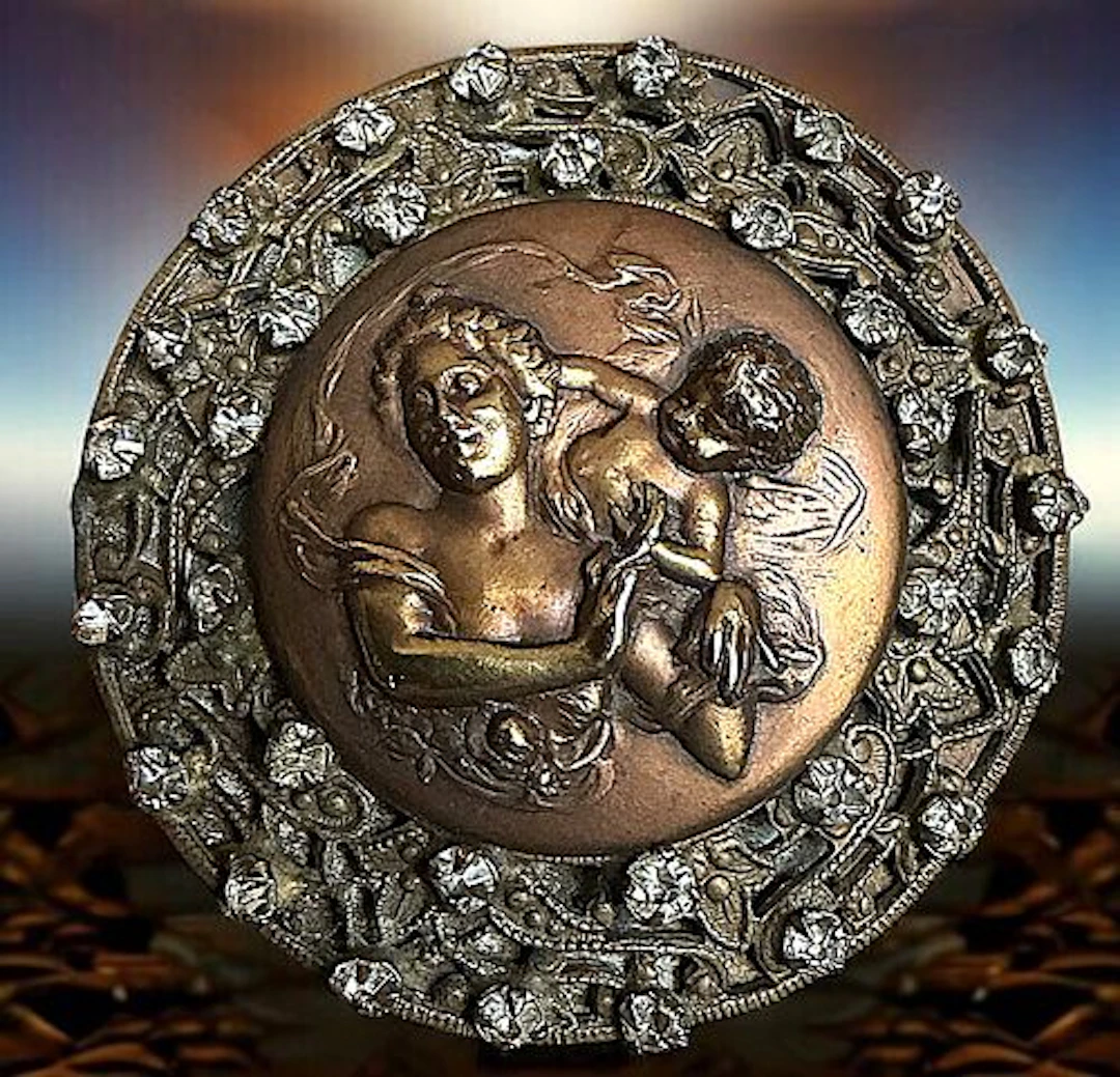 A SCARCE AND BEAUTIFUL DIVISION ONE PICTORIAL BUTTON