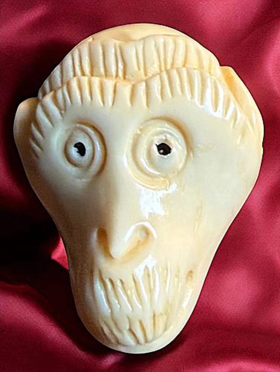 A DIVISION ONE REALISTIC CARVED ANIMAL BUTTON