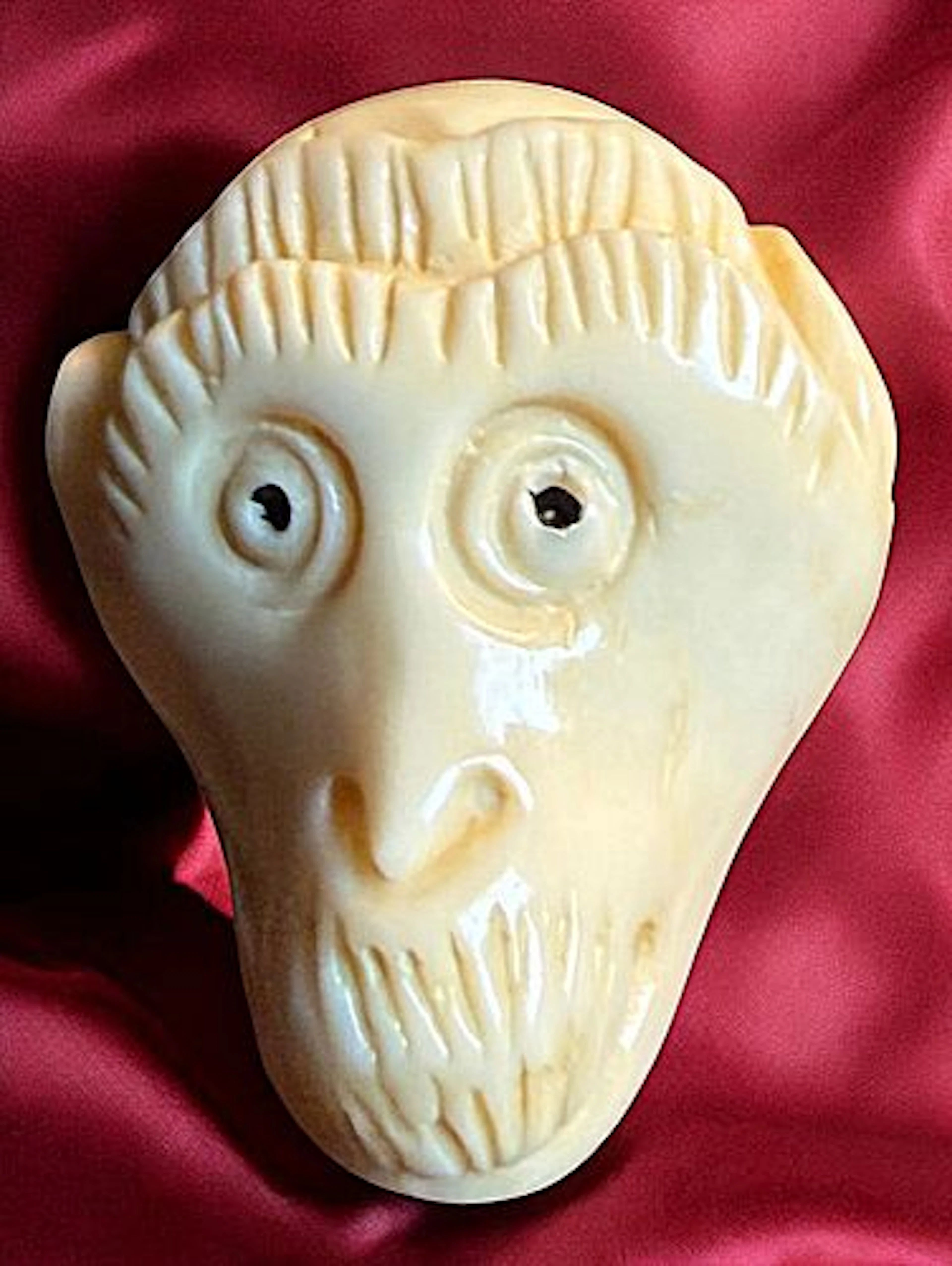 A DIVISION ONE REALISTIC CARVED ANIMAL BUTTON