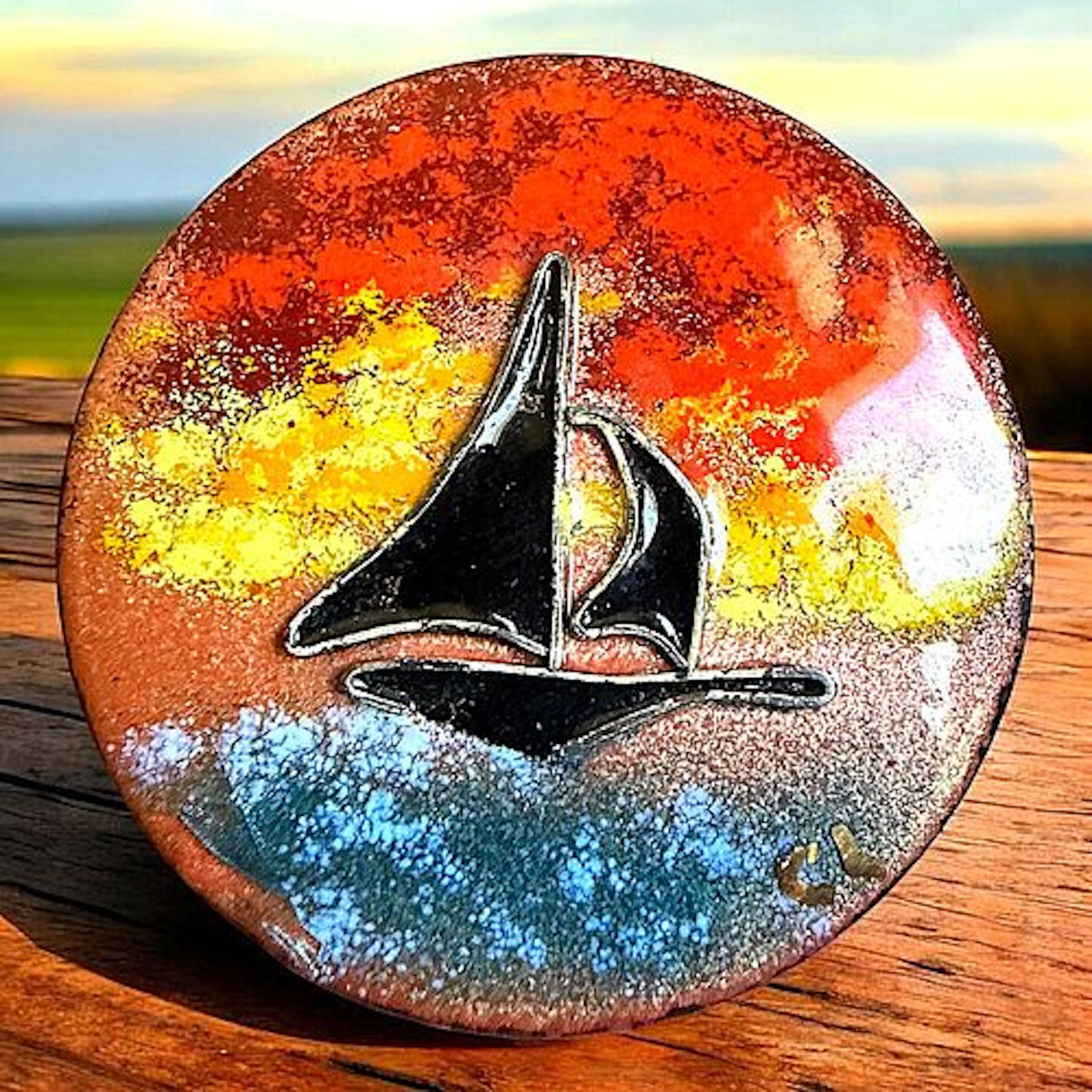 A DIVISION THREE PICTORIAL ENAMEL BUTTON