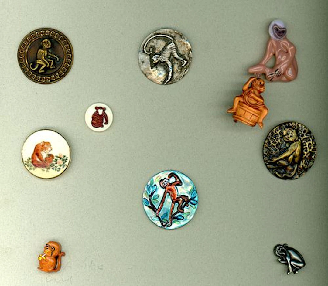 A SMALL CARD OF DIVISION 1 & 3 ANIMAL BUTTONS