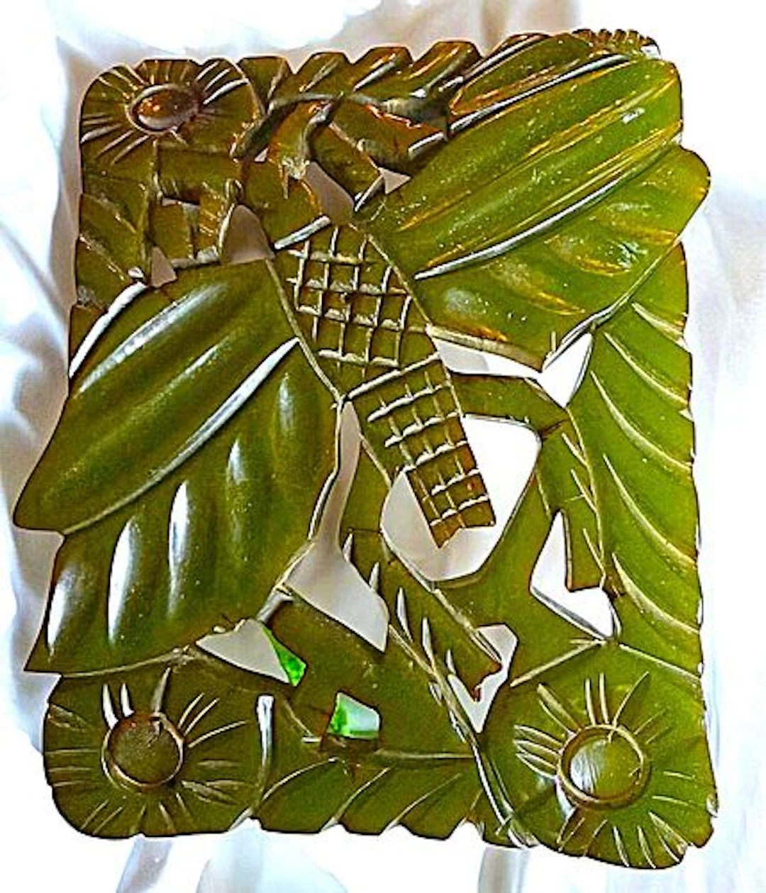 A DIVISION THREE BAKELITE PICTORIAL BUCKLE
