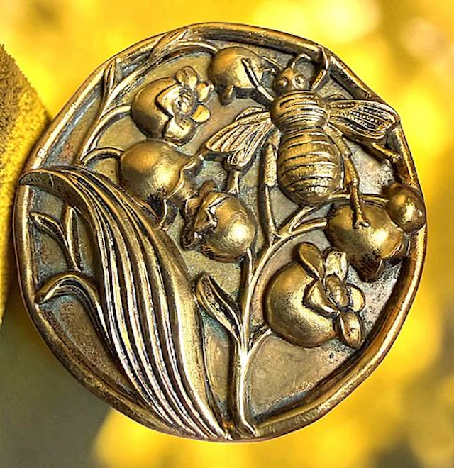 A DIVISION ONE PICTORIAL BRASS BUTTON