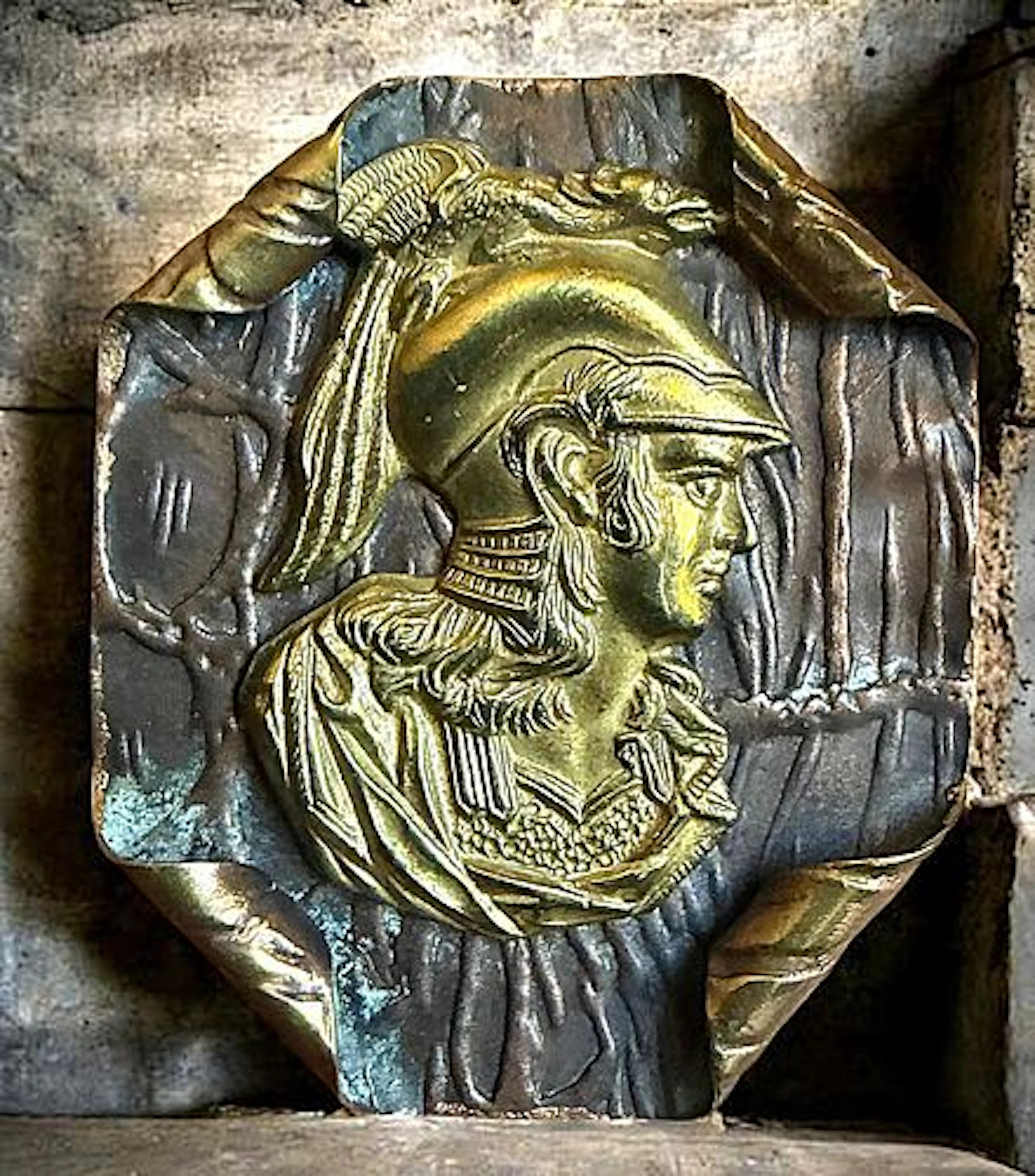 A DIVISION ONE BRASS HEAD PICTORIAL BUTTON