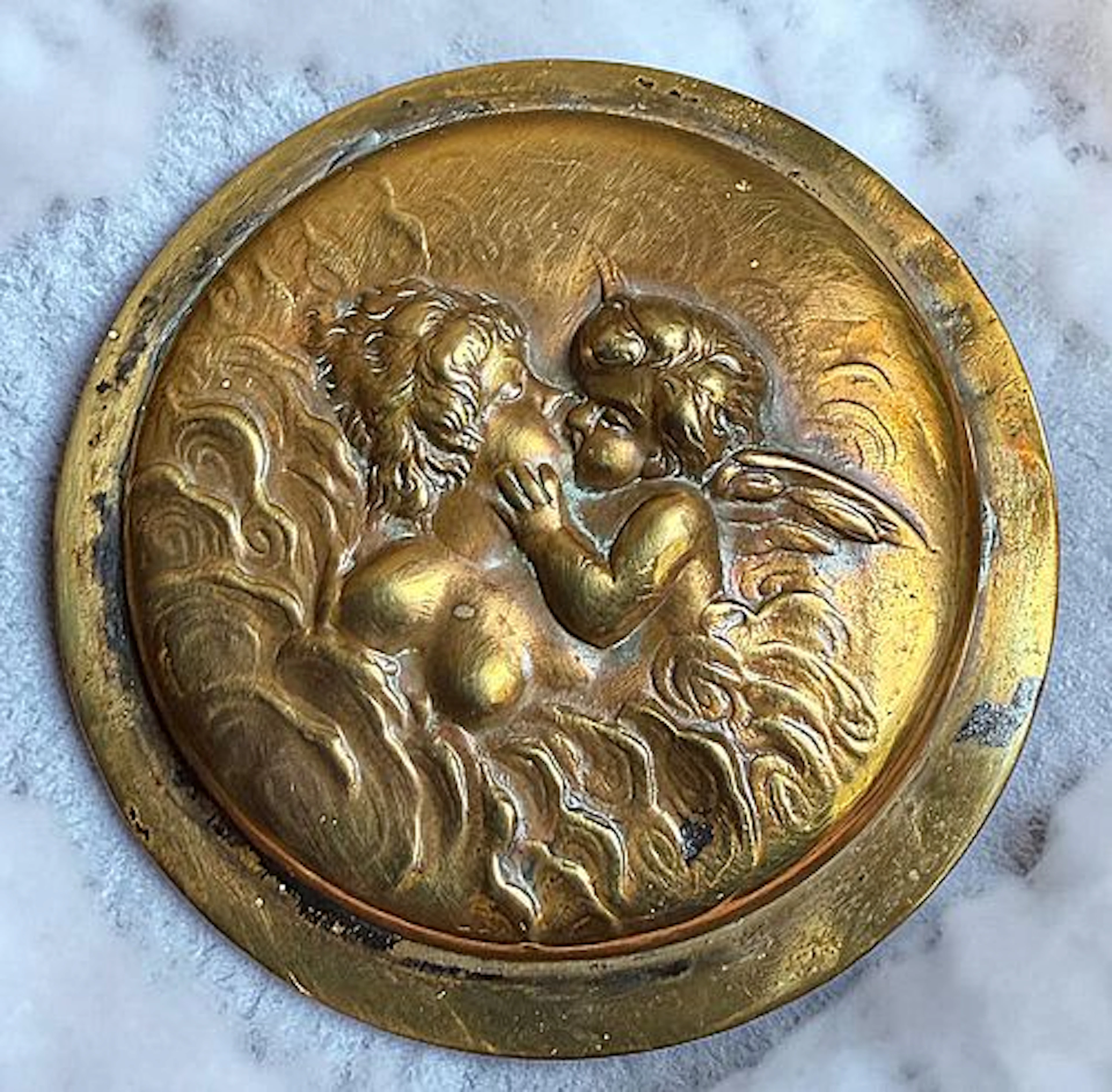 A DIVISION THREE PICTORIAL BRASS BUTTON