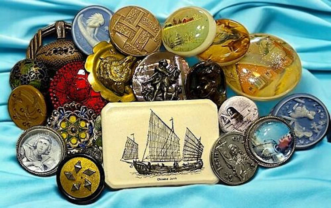 A BAG LOT OF DIVISION ONE & THREE ASSORTED BUTTONS