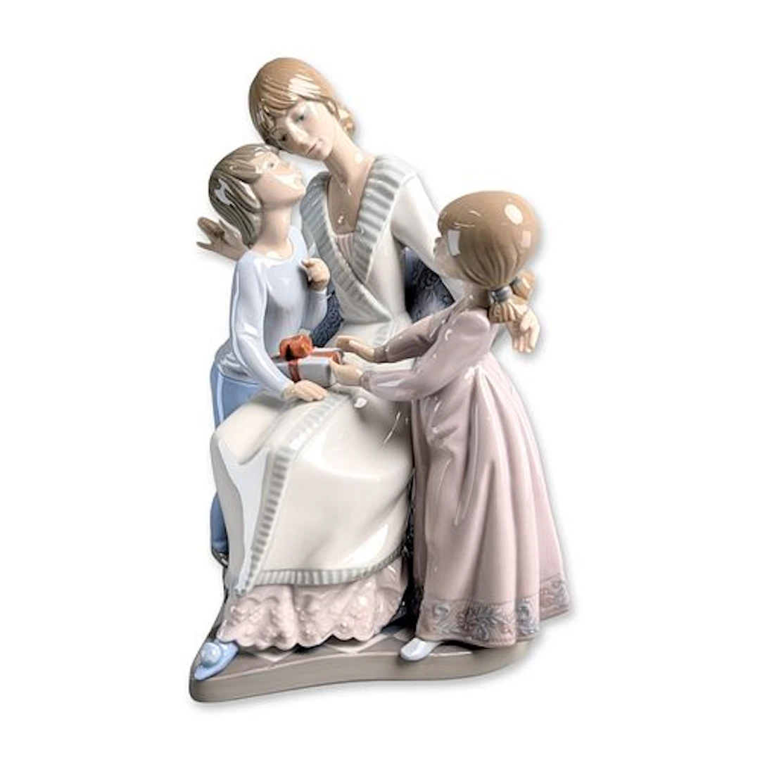 Lladro Spanish Glazed Porcelain Figurine, A Gift of Love 1005596