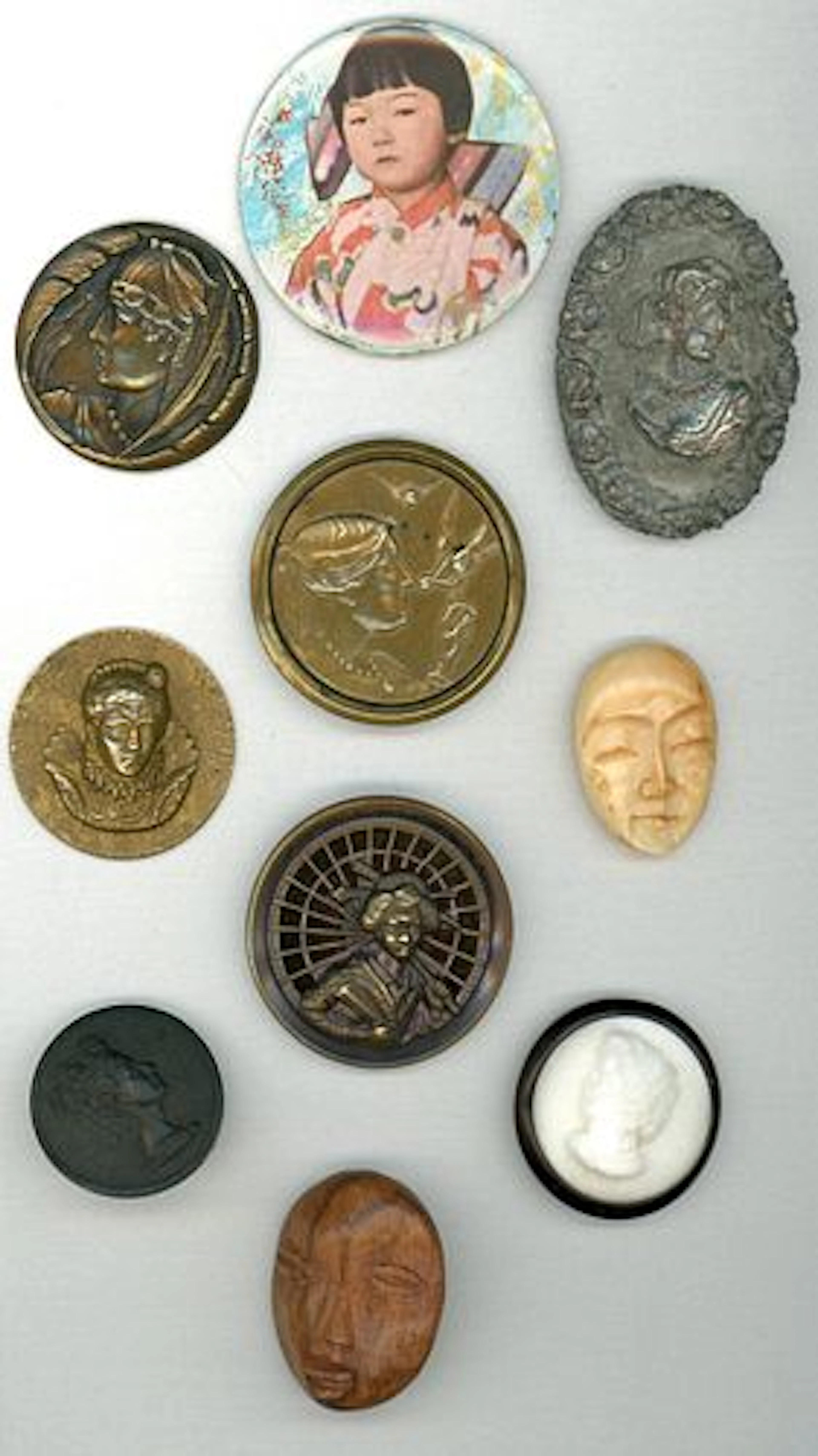 A SMALL CARD OF DIVISION 1 & 3 FEMALE HEAD BUTTONS