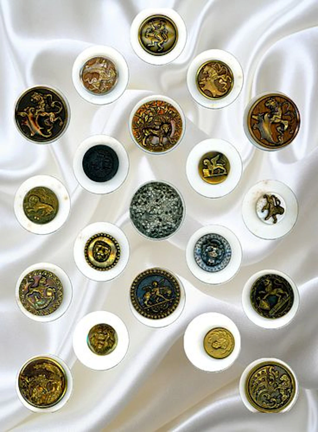 A CARD OF DIVISION ONE PICTORIAL ANIMAL BUTTONS