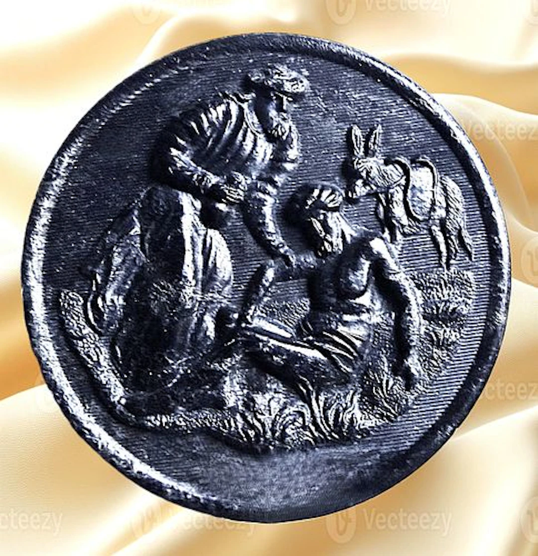 A DIVISION ONE PICTORIAL HORN BUTTON