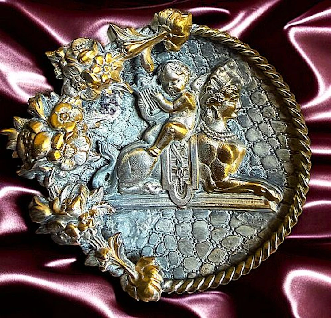 A DIVISION ONE PICTORIAL BRASS BUTTON