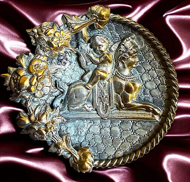 A DIVISION ONE PICTORIAL BRASS BUTTON