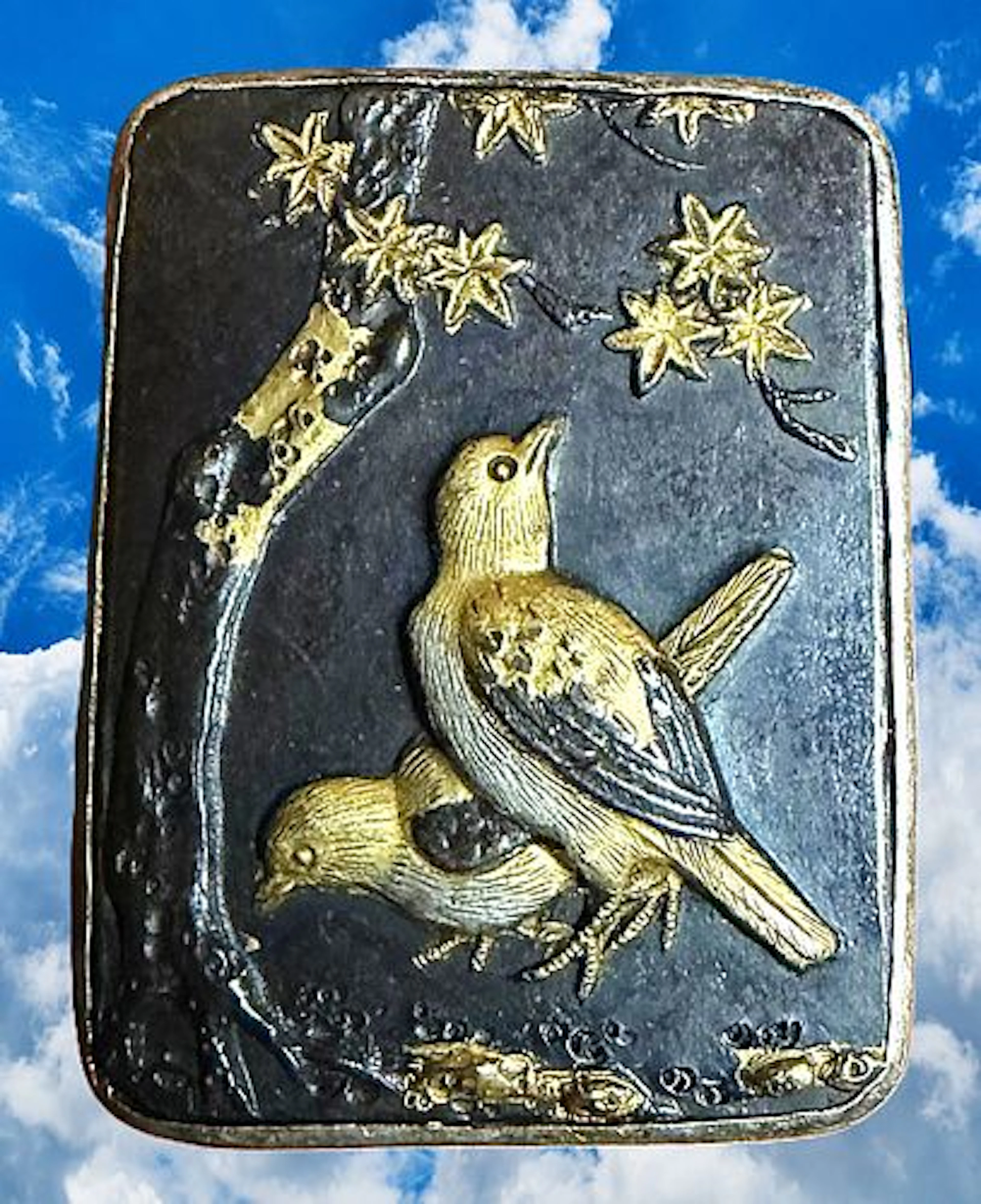 A DIVISION ONE JAPANESE METAL WORKS PICTORIAL BUTTON