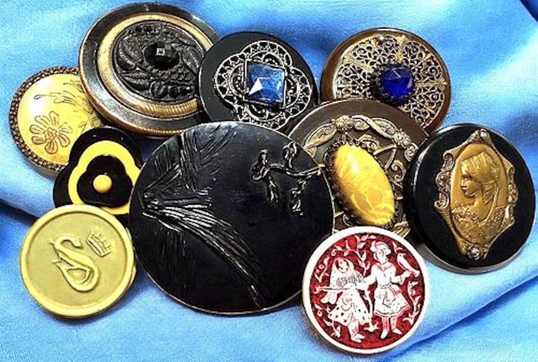A BAG LOT OF DIVISION ONE & THREE ASSORTED BUTTONS