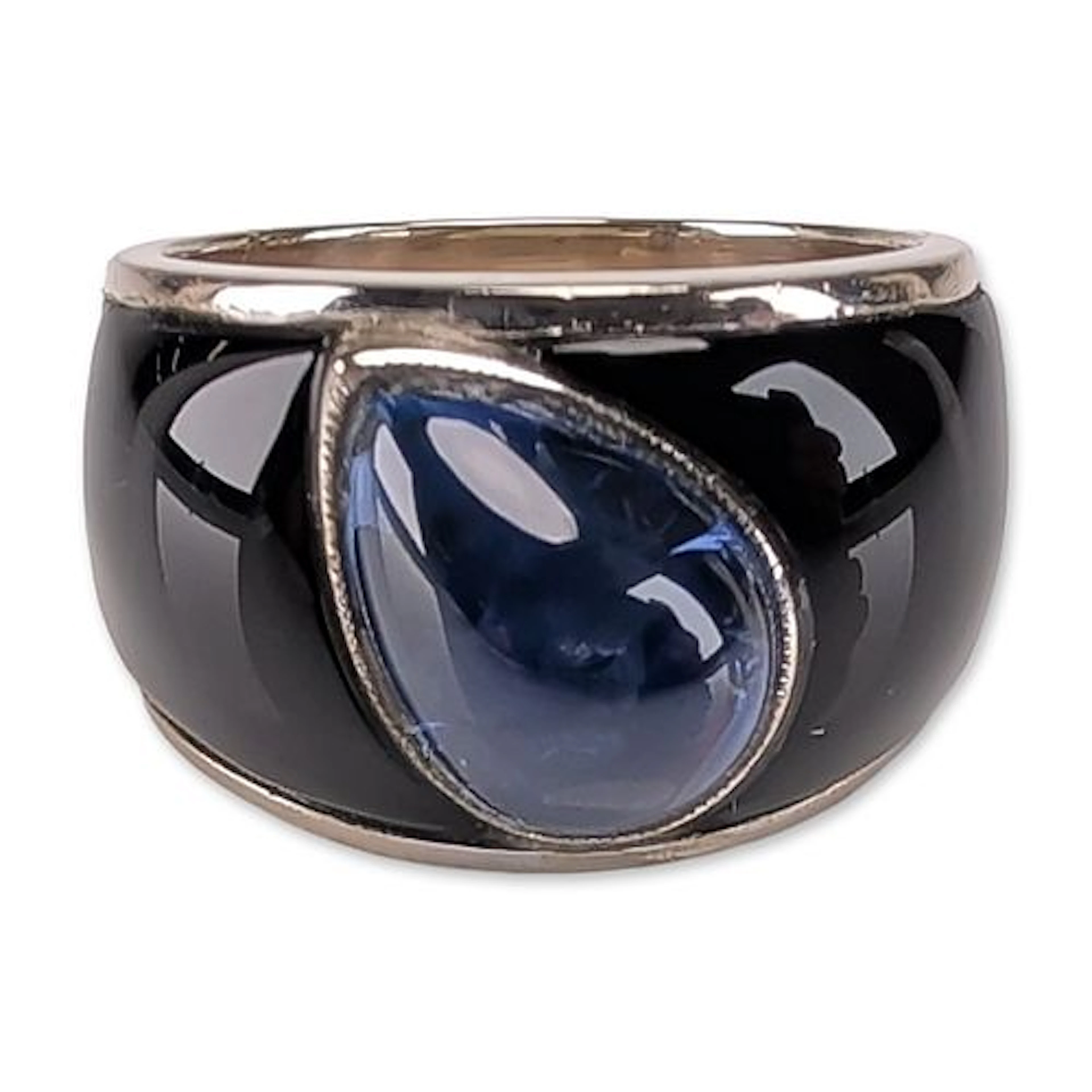 18K White Gold 4.50ct Blue Sapphire and Onyx Ring