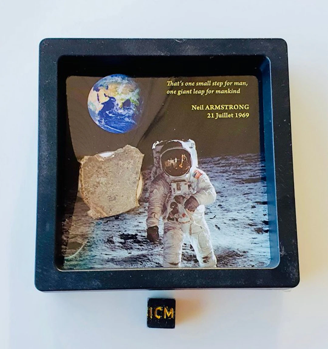 Lunar meteorite Achondrite - NWA 17700 - Height: 24 mm...