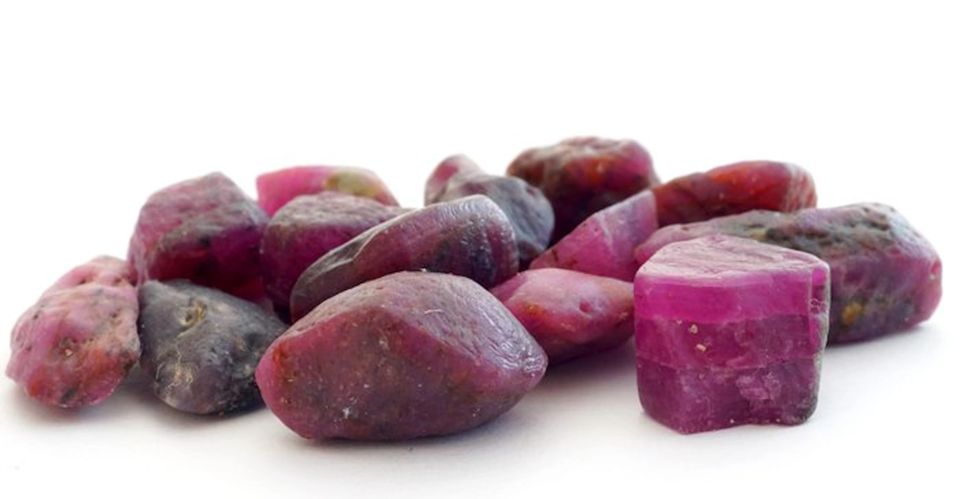 Ruby 137 carats of rough, untreated ruby crystals.- 27.44 g
