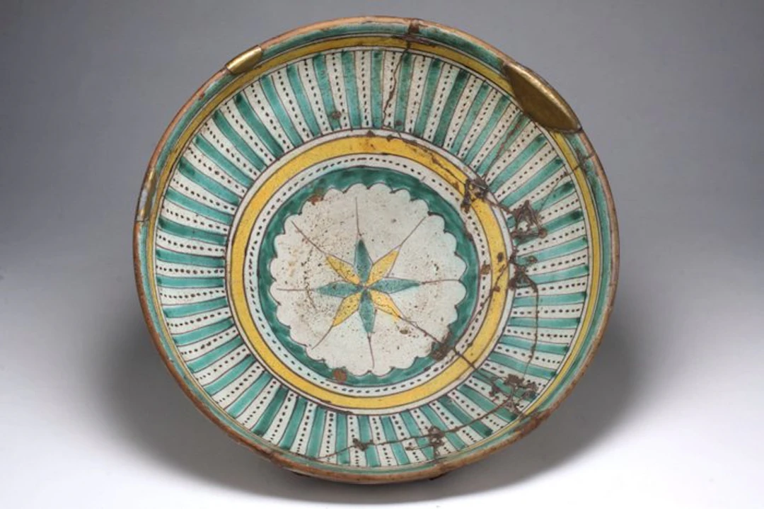 Plat Mokfhia - Ceramics, brass and staples - Morocco - 19th century