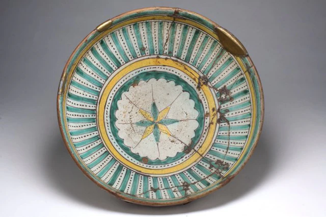 Plat Mokfhia - Ceramics, brass and staples - Morocco - 19th century