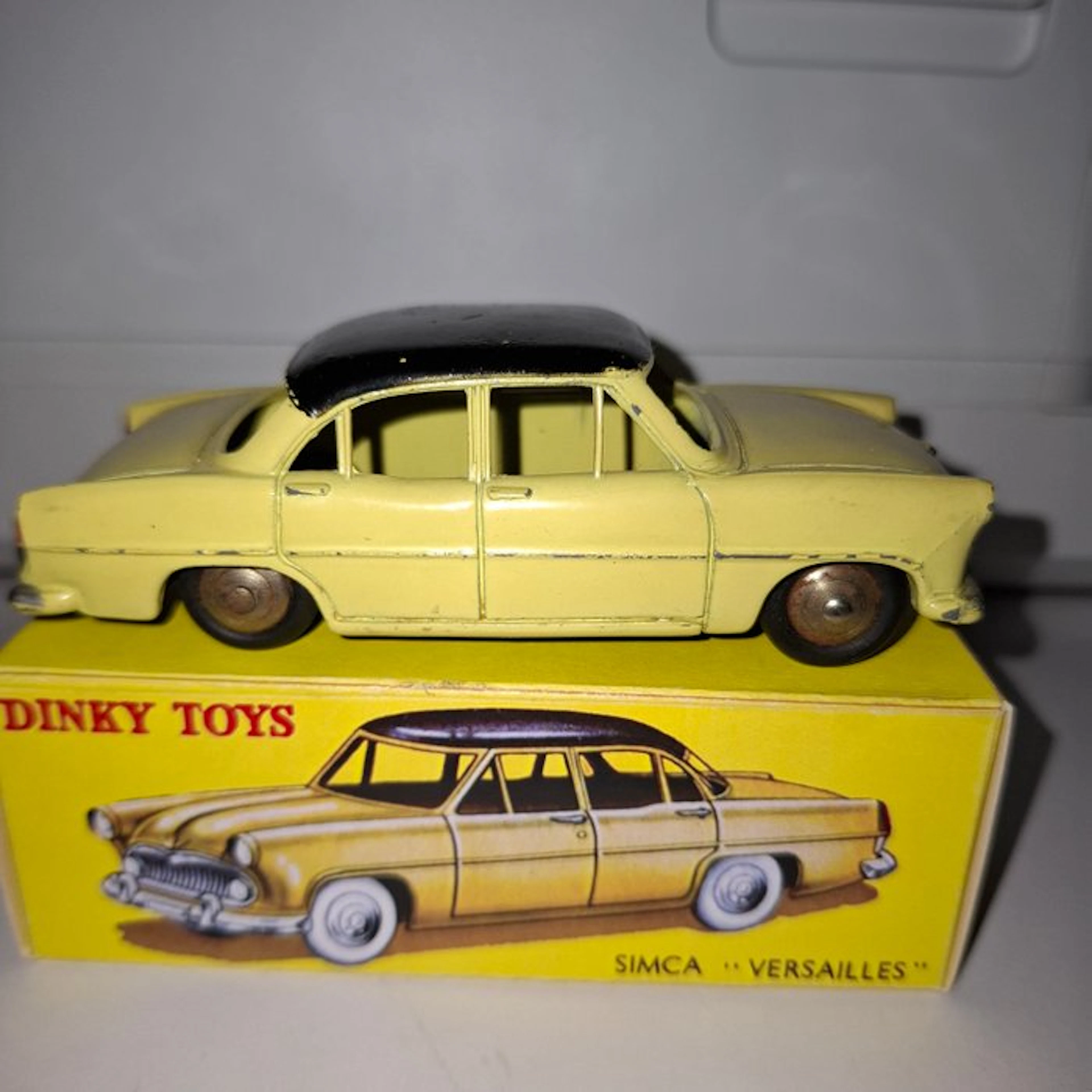 Dinky Toys 1:43 - Model car - Simca Versailles
