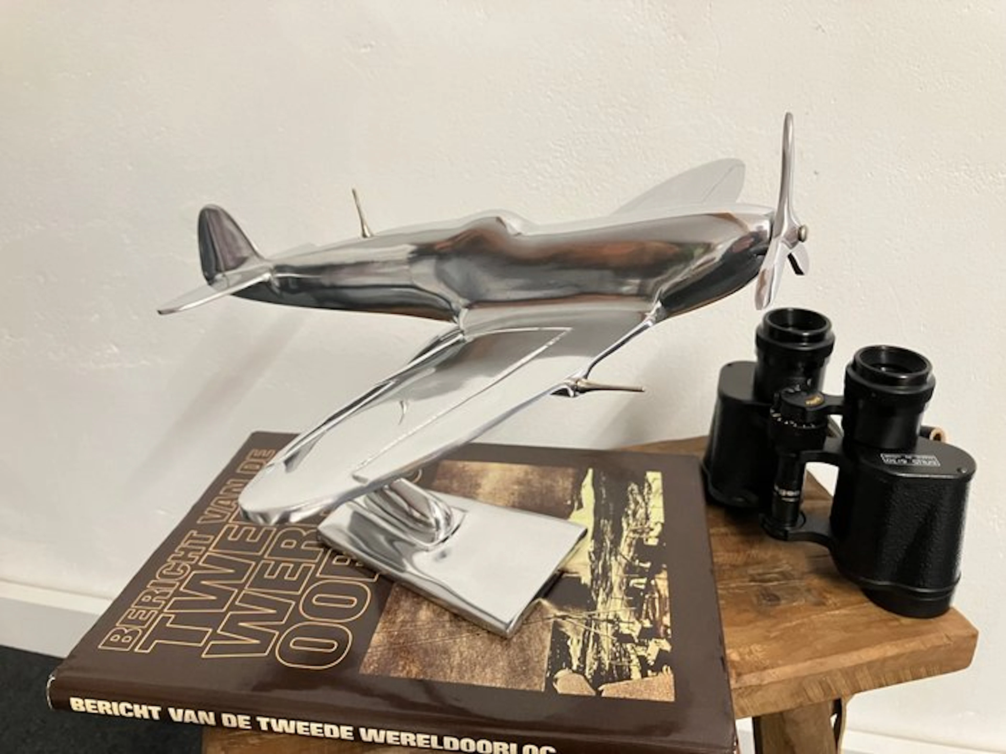 Supermarine Spitfire op statief - Model plane - Polished steel chrome.