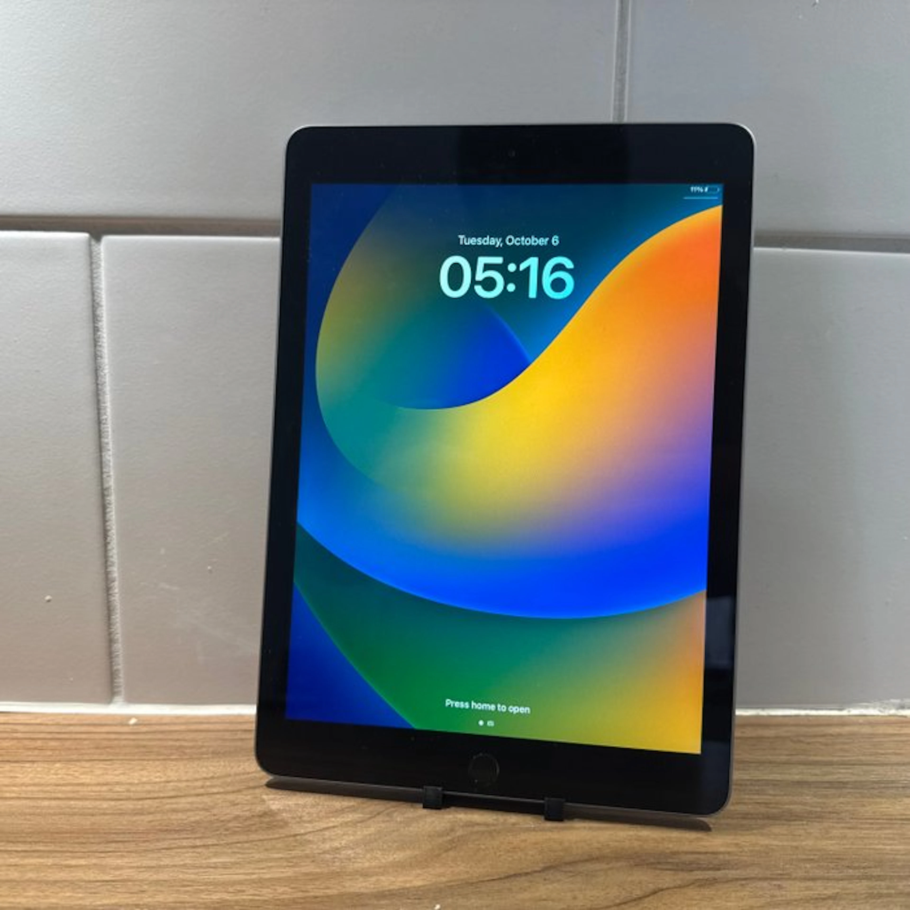 Apple iPad (5th Generation) 128GB Wifi - Mobile phone