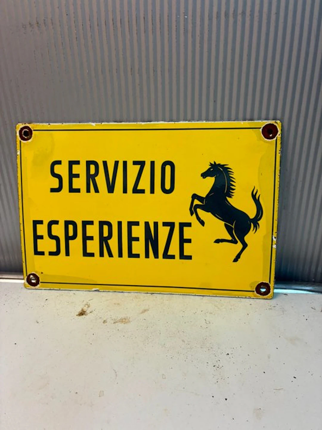 Ferrari Servizio Esperienze – geel emaille bord met...