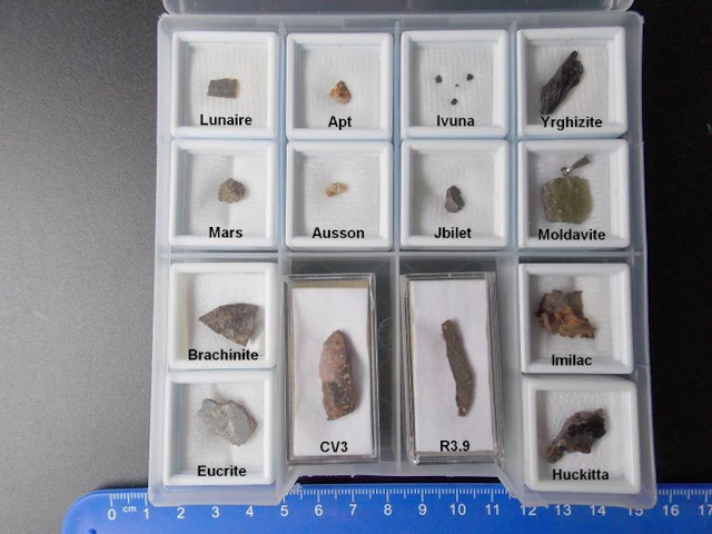 Set of 14 rare meteorites Miscellaneous - Height: 13 cm...