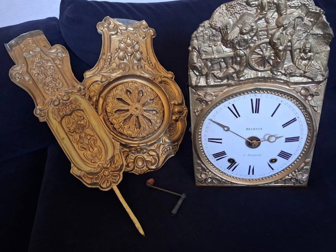 Comtoise clock - repoussé brass pediment - 1850-1900