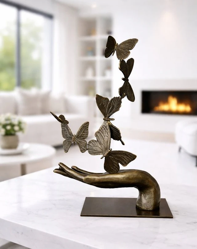 Antoinette - Sculpture, Releasing Beauty - 2,6 kg - 35 cm - Patinated bronze