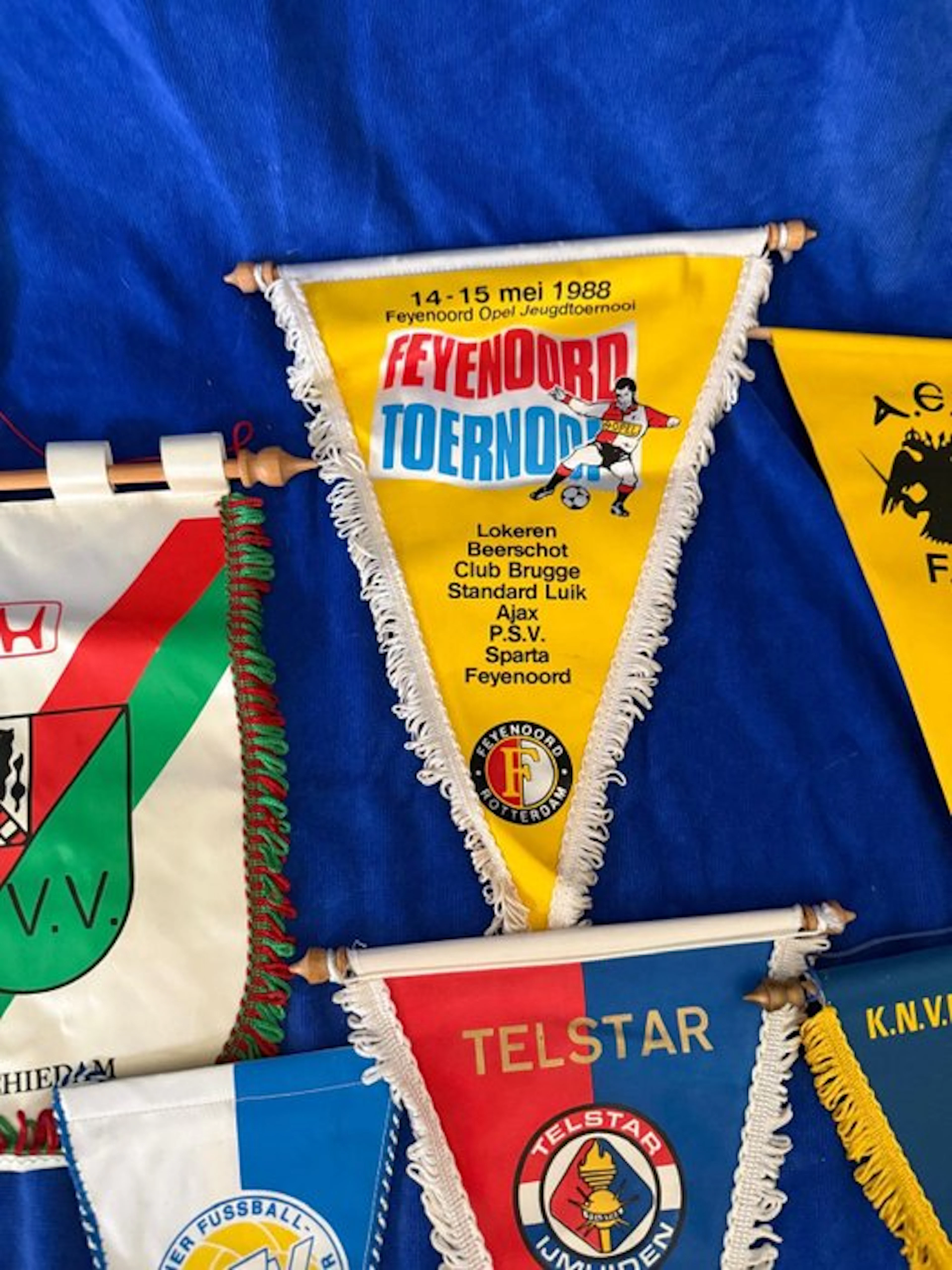 Voetbalmemorabilia - Grote verzameling van 28x Vintage Voetbalvaantjes (O.a