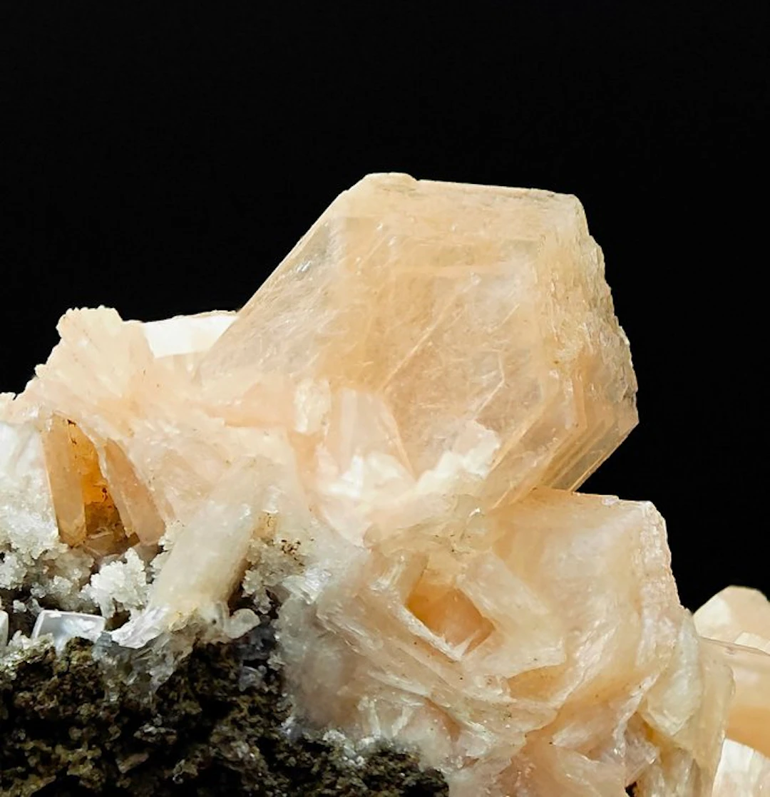 Pink Stilbite Flakes Crystals on matrix - Height: 89 mm - Width: 85 mm- 237 g