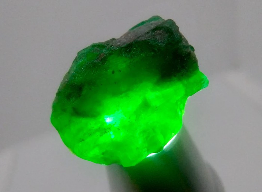15.7 cts - Untreated Beautiful Emerald - Rough- 3.14 g