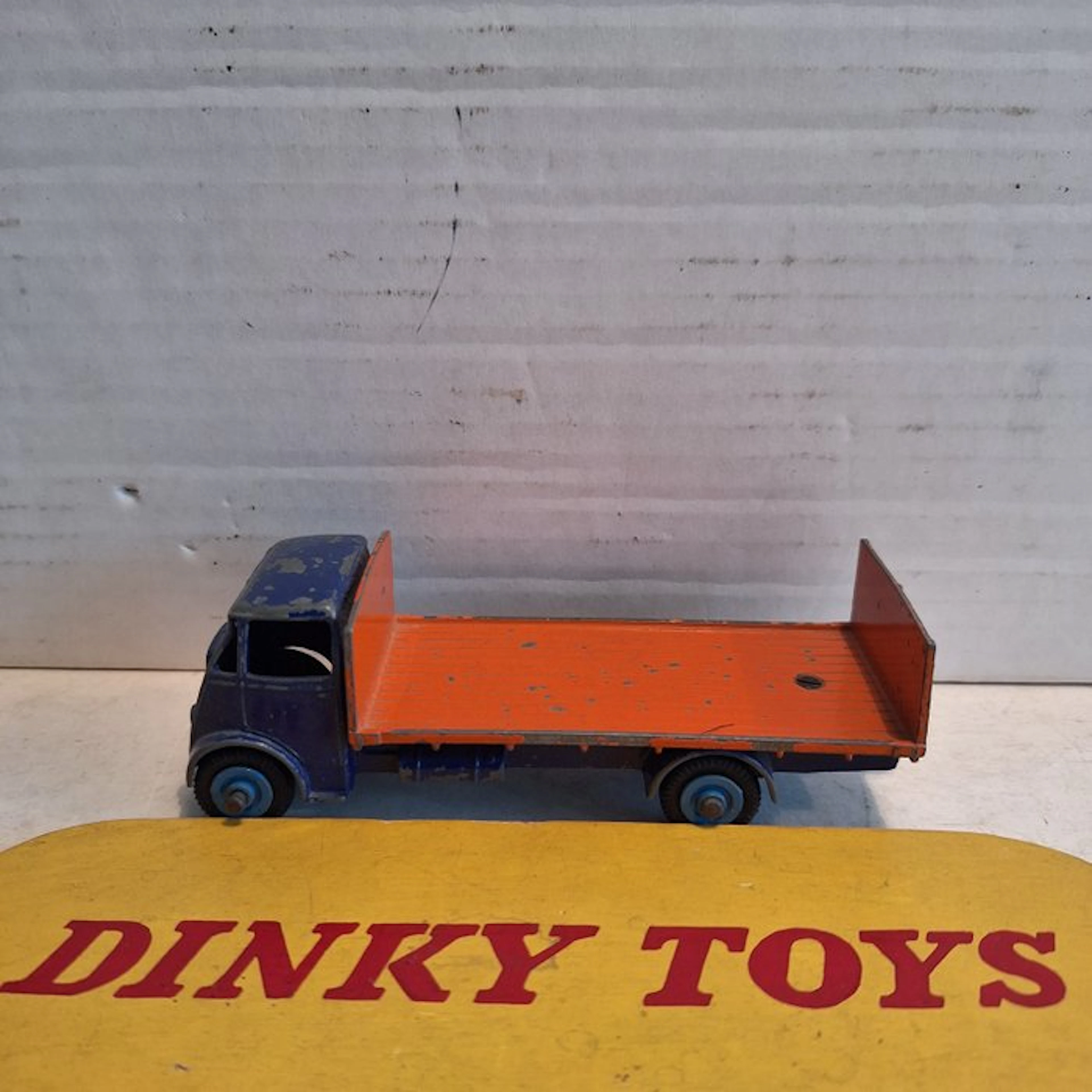 Dinky Toys 1:43 - Model car - Dinky Supertoys - Guy Flat Truck with Tailboard